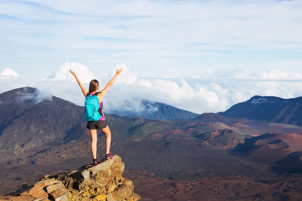 Young Woman with Backpack on Mountain Peak with Open Arms — Stock Photo, Image