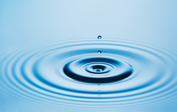 Голубая капля воды под ярким солнцем
