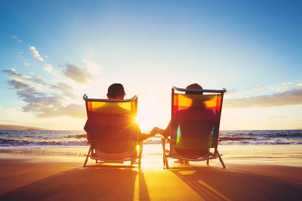 Концепція пенсійної відпустки, зріла купе спостерігаючи за заходом сонця — стокове фото