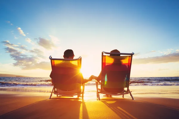 Retirement Vacation Concept, Mature Coupe Watching the Sunset — Stock Photo, Image