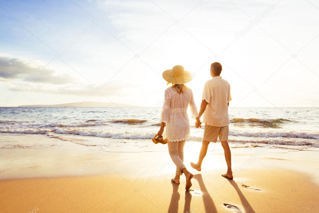 Pareja caminando fotos de stock, imágenes de Pareja caminando sin royalties | Depositphotos Pareja caminando fotos de stock, imágenes de Pareja caminando sin royalties | Depositphotos