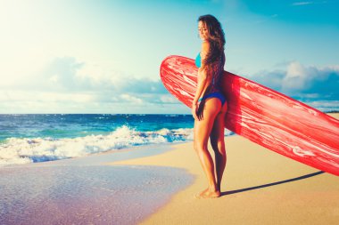 Sahilde güzel sörfçü kız