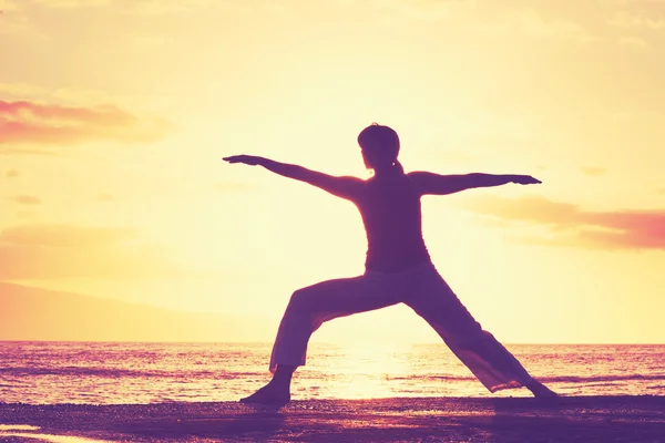 Silhouet van een vrouw mooi yoga — Stockfoto