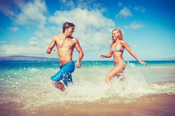 Jeune couple sur la plage tropicale — Photo