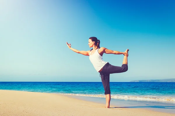 Strand-Yoga, gesunder Lebensstil — Stockfoto