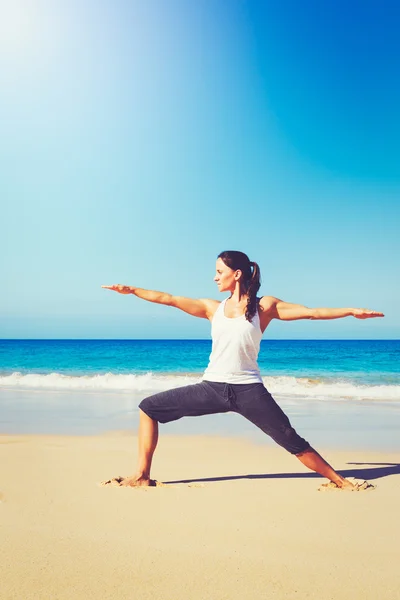 Beach Yoga, sağlıklı yaşam tarzı — Stok fotoğraf