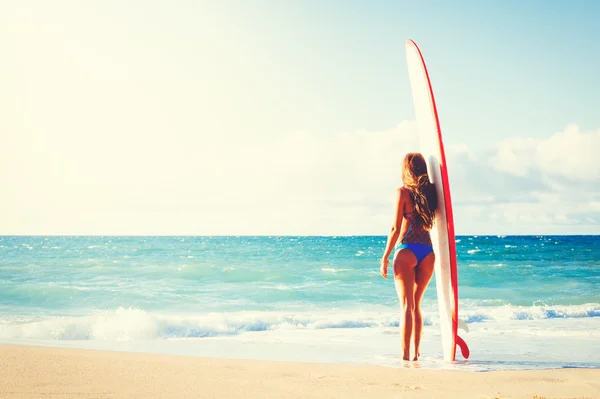 Hermosa chica surfista en la playa — Foto de Stock