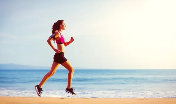 Femme Fitness Courir au bord de l'océan au coucher du soleil — Photo