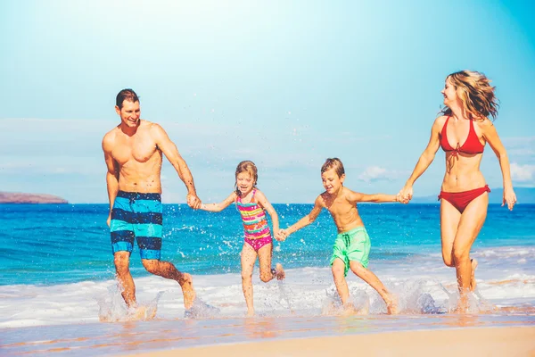 Glückliche Familie, die Spaß am schönen warmen, sonnigen Strand hat. — Stockfoto