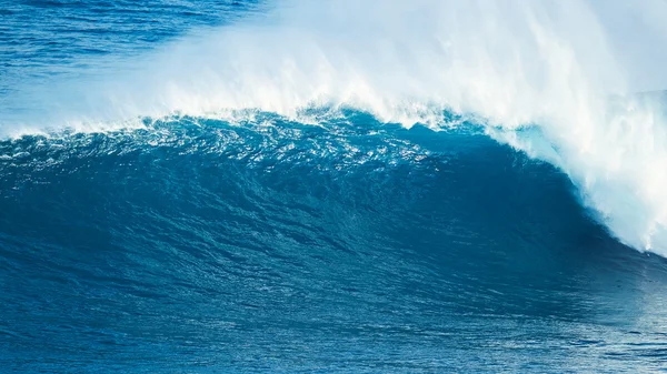Мощная океанская волна — стоковое фото
