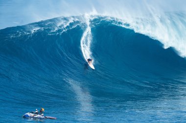 Sörfçü Rides dev dalga Jaws