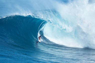 Sörfçü Rides dev dalga Jaws