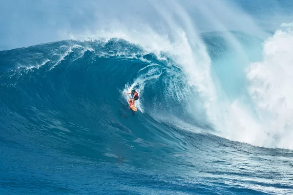 Surfer Rider jätte våg på Jaws — Stockfoto