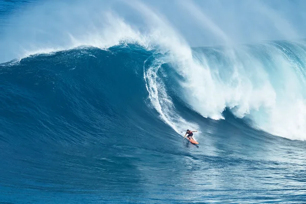 Surfer βόλτες γιγαντιαίο κύμα στο Jaws — Φωτογραφία Αρχείου
