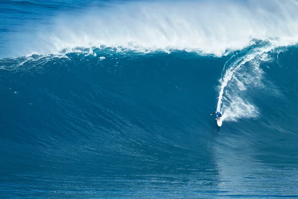 Surfer ritten gigantische golf op Jaws — Stockfoto