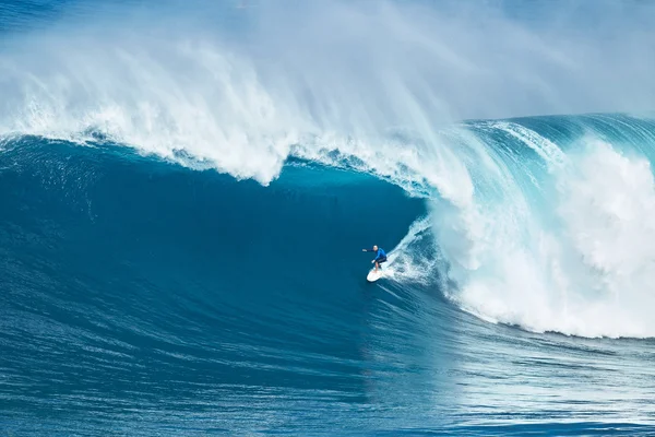 Surfer reitet Riesenwelle am Kiefer — Stockfoto