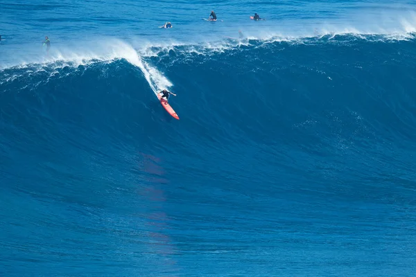 Серфер ездит на Giant Wave в челюстях — стоковое фото