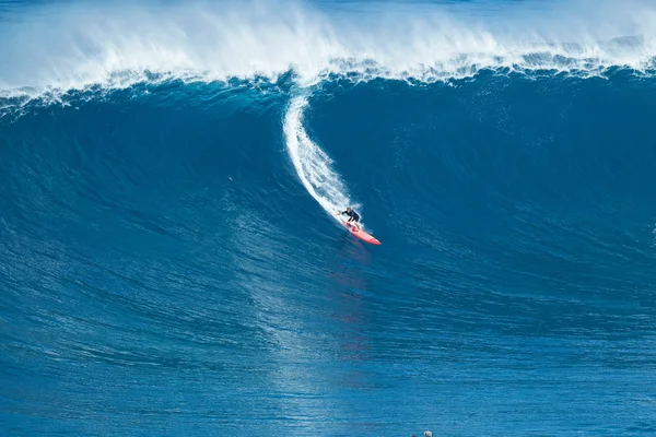 Surfer Rider jätte våg på Jaws — Stockfoto