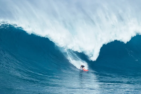 Surfer reitet Riesenwelle am Kiefer — Stockfoto