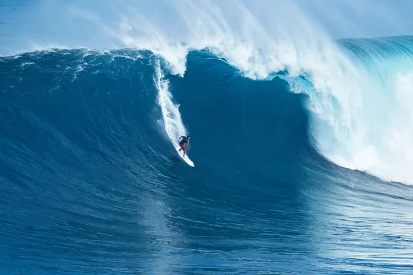 Серфер ездит на Giant Wave в челюстях — стоковое фото