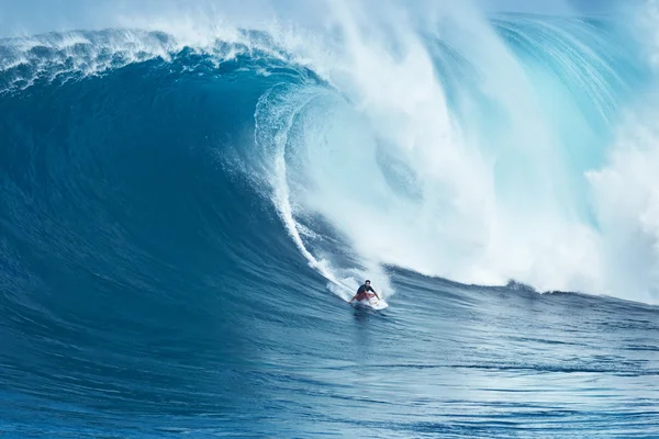 Surfer ritten gigantische golf op Jaws — Stockfoto