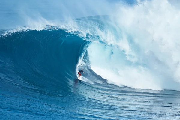 Onda gigante de surfista passeios em Jaws — Fotografia de Stock