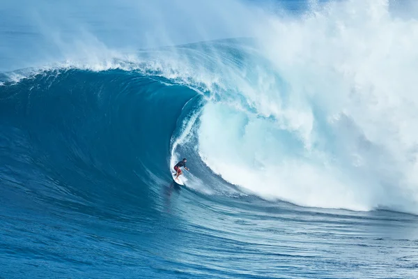 Surfer ritten gigantische golf op Jaws — Stockfoto