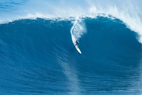 Surfer ritten gigantische golf op Jaws — Stockfoto