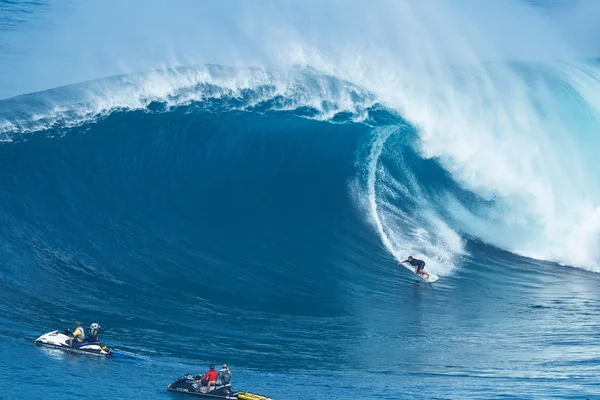 Surfer ritten gigantische golf op Jaws — Stockfoto