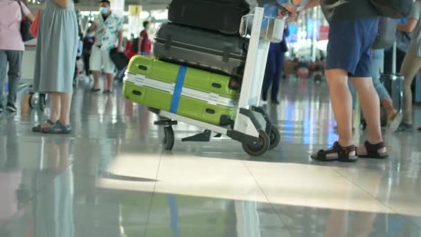 Pov Till Golvet Med Trångt Passagerare Inuti Flygplatsterminalen Sommaren Dagtid — Stockvideo