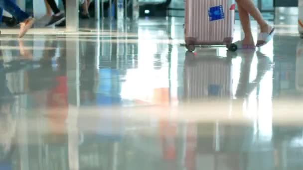 Pov Para Chão Com Passageiros Lotados Dentro Terminal Aeroporto Verão — Vídeo de Stock