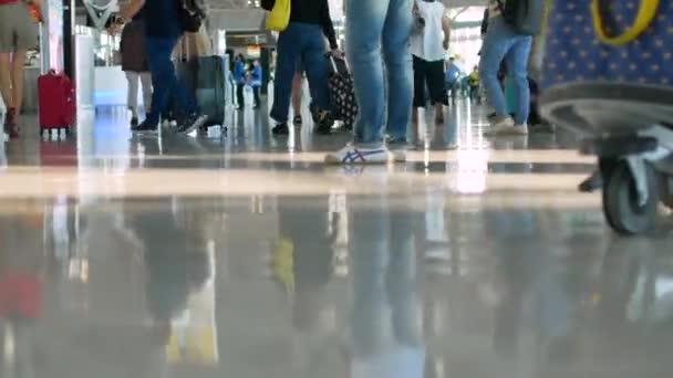 Pov Στο Πάτωμα Πολυσύχναστο Επιβάτη Στο Εσωτερικό Του Αεροδρομίου Κατά — Αρχείο Βίντεο