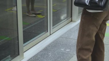 Düşük açılı görüş açısı metro istasyonunun zemin katını gösteriyor. Bu sırada yolcu gelen tren ulaşımını bekliyor..