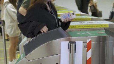 Kalabalık yolcular trafik saatinde bilet kapısından geçerken metronun otomatik bilet kapısına yakın durun.