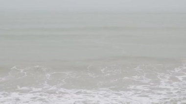 Şiddetli fırtına altında okyanus manzarası. Güçlü rüzgar havası ve kumsala doğru şiddetli dalgalar..