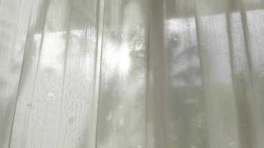 Rüzgâr perdeyi savurur ya da evde ya da otel odasında kör bir şekilde sallanır. sakin sakin sabah perde dokusu arkaplanı.