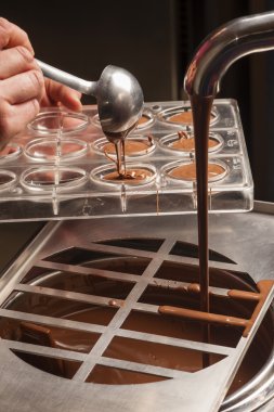 Geleneksel Paskalya choccolate hazırlanması