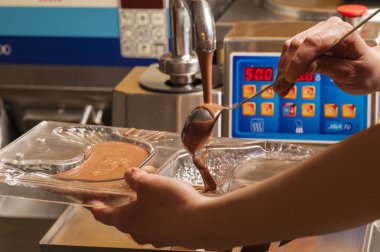 Geleneksel Paskalya choccolate hazırlanması