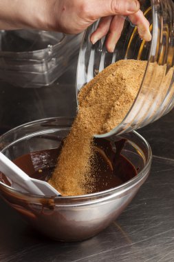 Geleneksel Paskalya choccolate hazırlanması