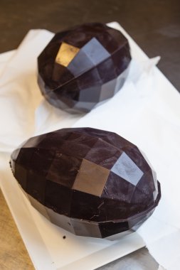 Geleneksel Paskalya choccolate hazırlanması