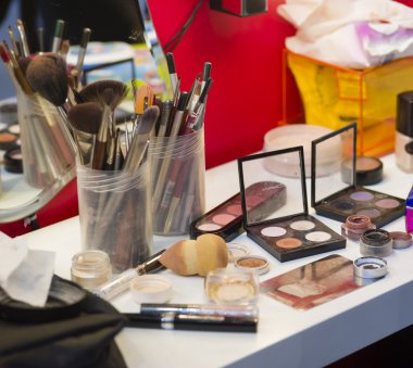 Aksesuar makyaj ile tablo 