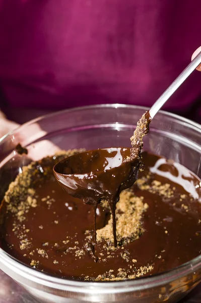 Ingredientes para la preparación de la barra de chocolate artesanal —  Fotos de Stock