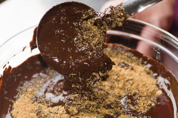 Ingredientes para la preparación de la barra de chocolate artesanal —  Fotos de Stock