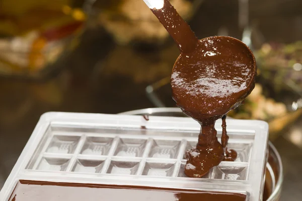 Ingrediënten voor de bereiding van ambachtelijke chocolade bar — Stockfoto