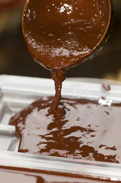 Ingredientes para preparação de barra de chocolate artesanal — Fotografia de Stock