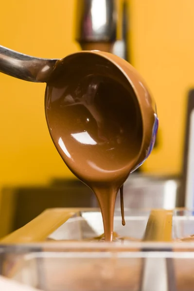Ingredience pro přípravu řemeslné čokoládové tyčinky — Stock fotografie