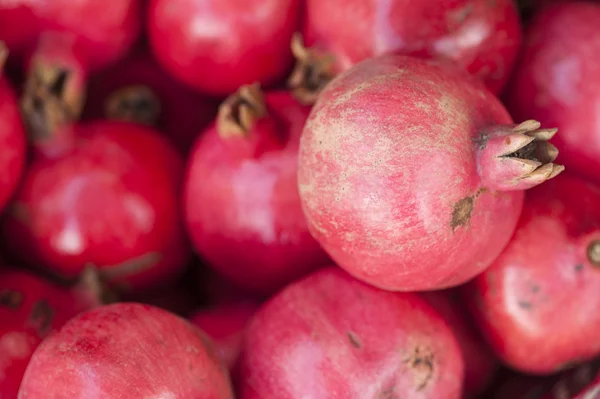 Granada, Punica granatum, frutas en exhibición —  Fotos de Stock