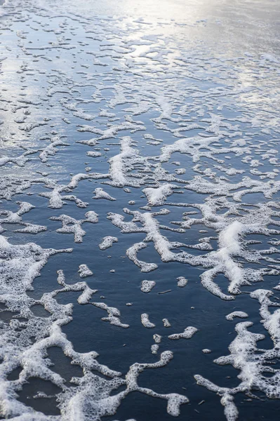 Água do mar poluída na praia — Fotografia de Stock