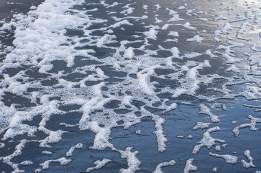 Kirli deniz suyu sahilde