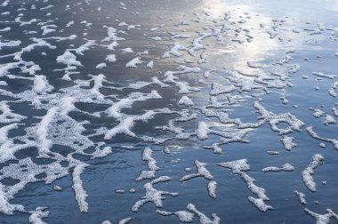 Kirli deniz suyu sahilde